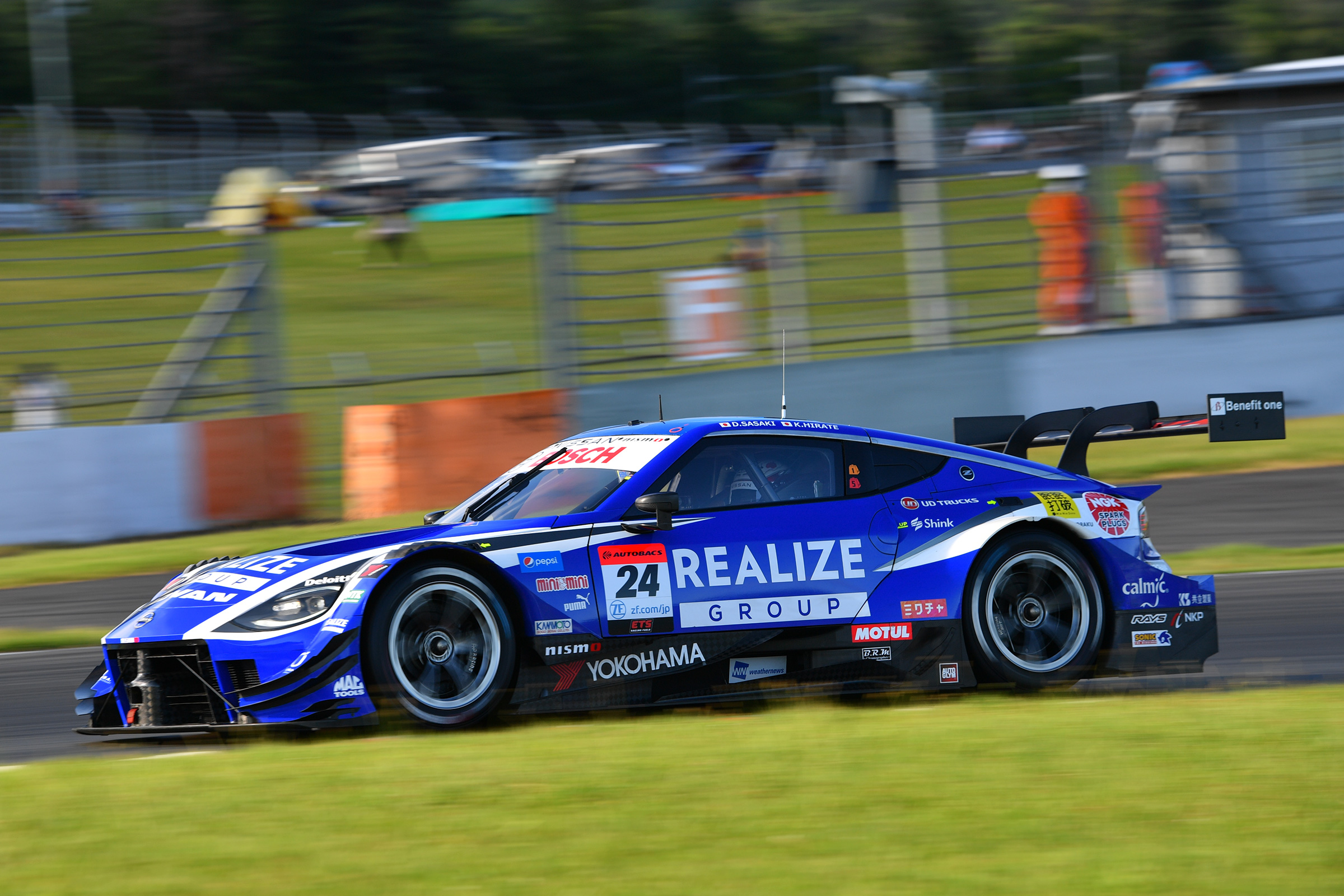 The REALIZE CORPORATION ADVAN Z wins pole position! In GT300, the 