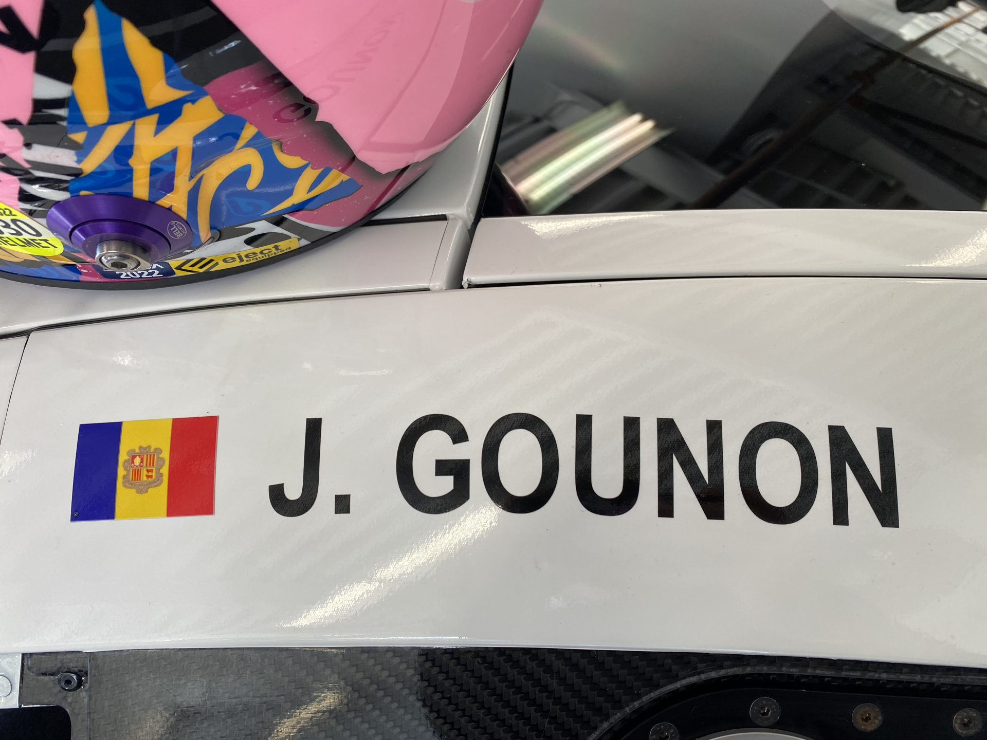 Jules Gounon gắn liền với đua xe tốc độ và sự kiên trì. Hãy xem hình ảnh này để thấy tài năng của anh ấy trong dòng đua endurance racing.
